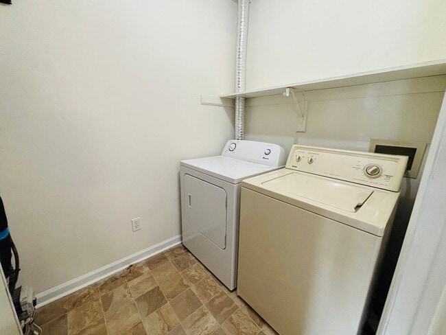 Building Photo - 840 Patrick Henry Dr