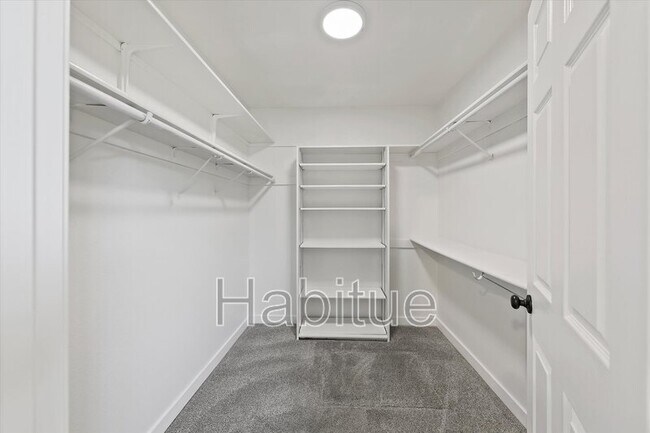Building Photo - 2041 E Oakridge Ct