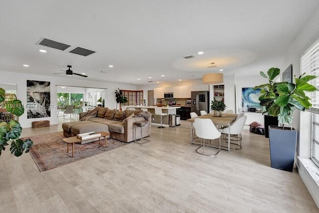 Building Photo - 4104 Larch Ave