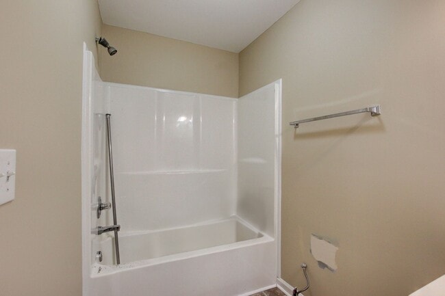 Building Photo - Cozy 3 bd 2 bath in the heart of Clarksville.  Fresh paint and Flooring!