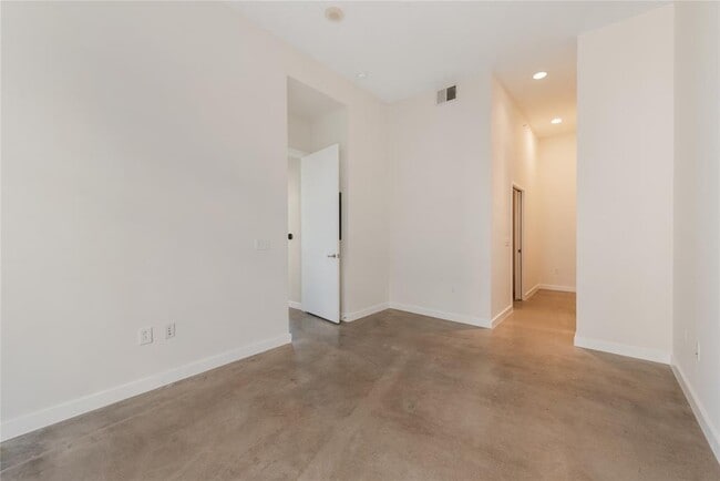 Building Photo - 507 Sabine St