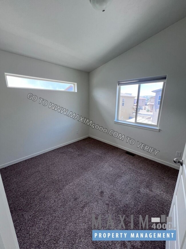 Building Photo - 389 White River Dr