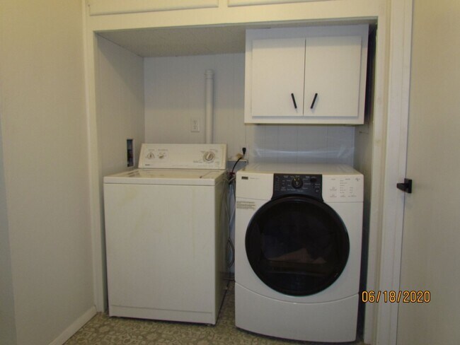 Building Photo - Roommate Needed for 3 Bed Home Close to Bo...