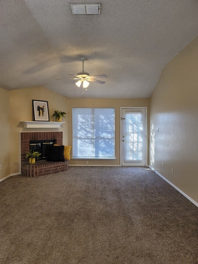 Building Photo - Cozy 3/2/2 in Fort Worth
