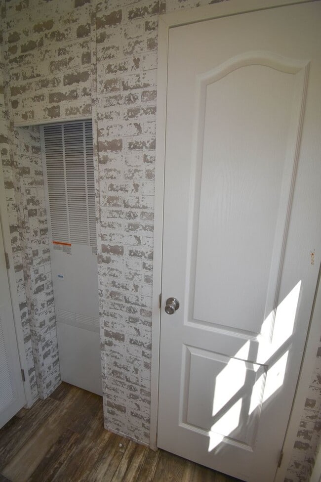 Building Photo - Two Bedroom Updated Mobile Home with Fenced Yard!