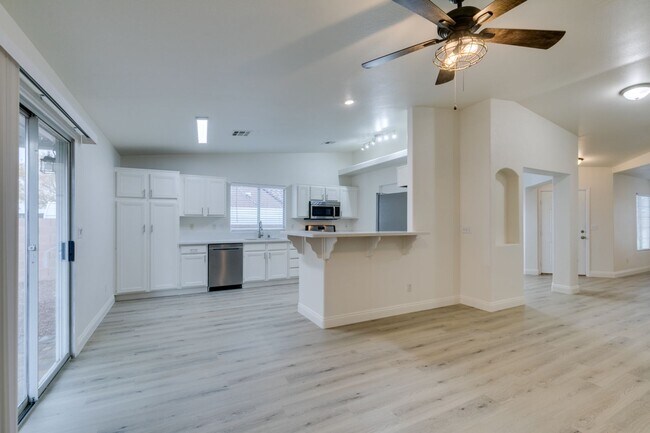 Building Photo - 437 Palegold St