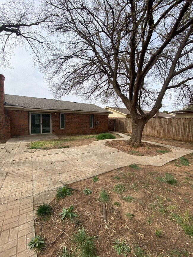 Building Photo - Charming 3-Bedroom Oasis with 2 Full Baths in Prime Lubbock Location - 1547 Sq Ft of Comfort!