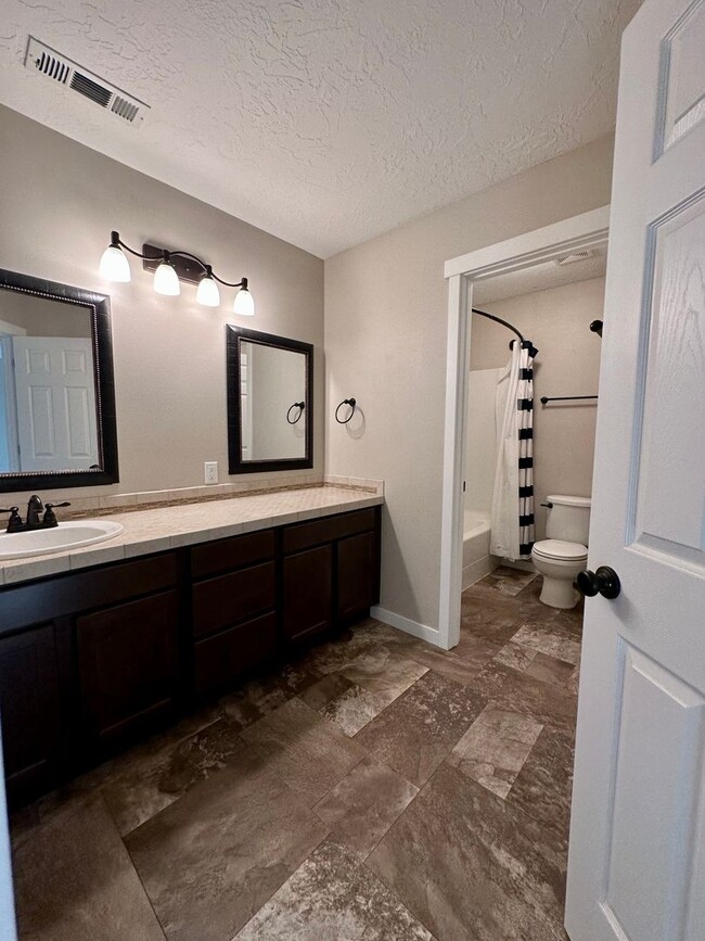 Building Photo - 3 Bedroom Townhome
