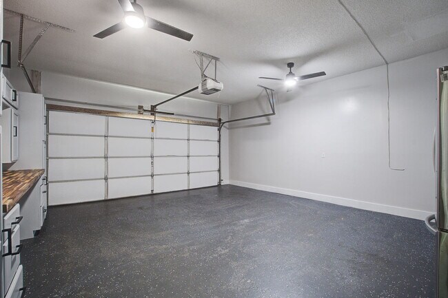 Building Photo - 207 N Pembroke Dr