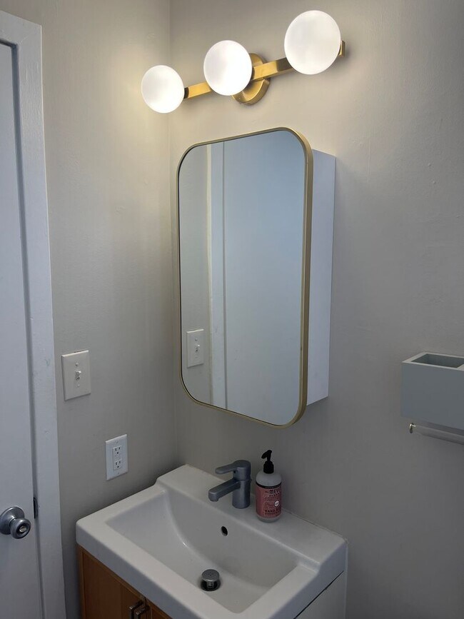 Building Photo - Bright 1BR in Bloomingdale – $1,800/mo | P...