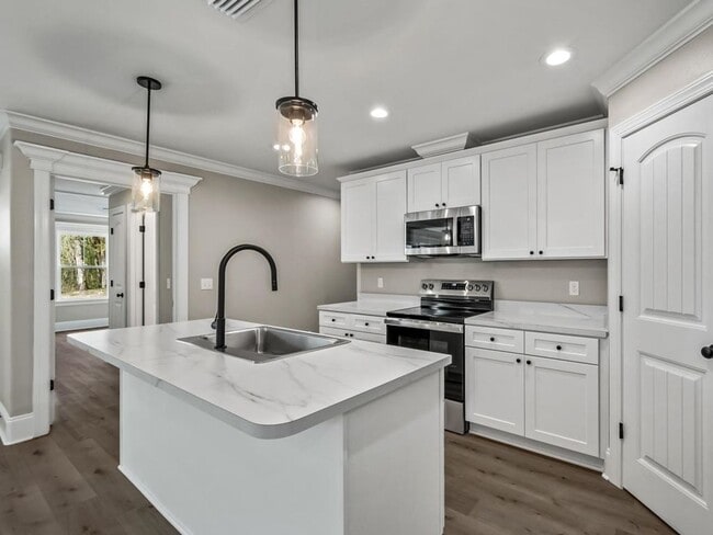 Building Photo - COMING SOON – 3 Bed, 2 Bath for $1650/Month!