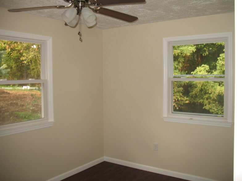 Building Photo - 2284 McKees Rocks Rd