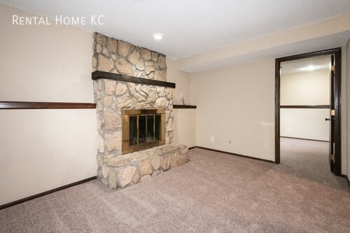 Building Photo - Roomy duplex w/ Finished Lower Level + Fen...