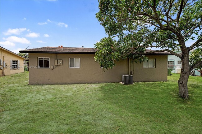 Building Photo - 2530 NW 26th Ave
