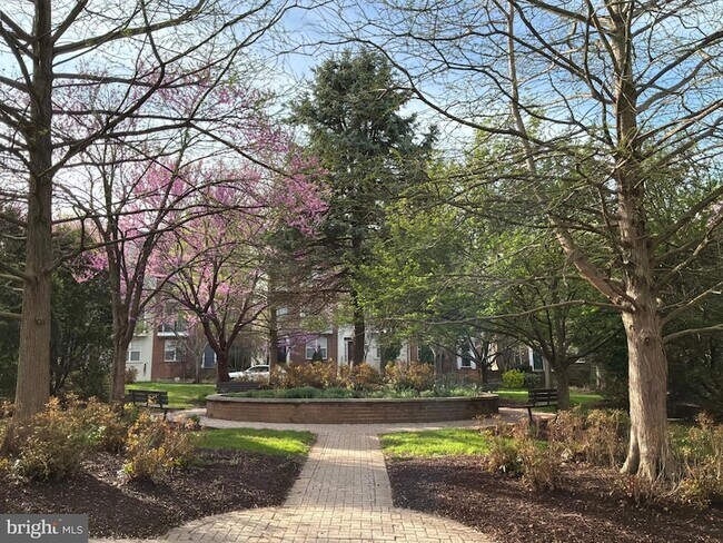 Building Photo - 300 Garden View Square