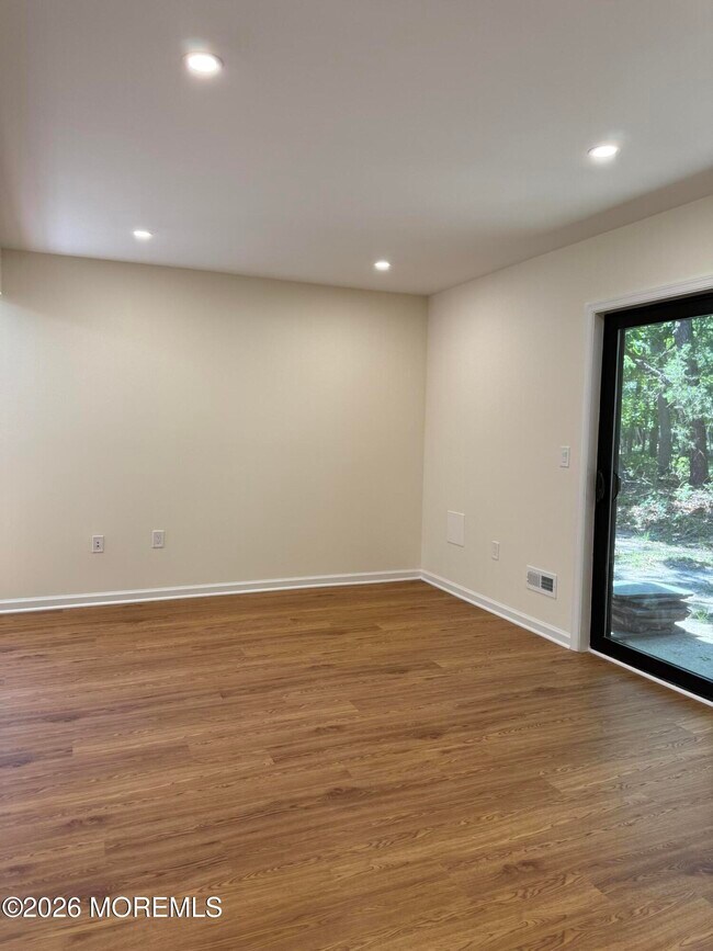 Building Photo - 5 Canary Cir