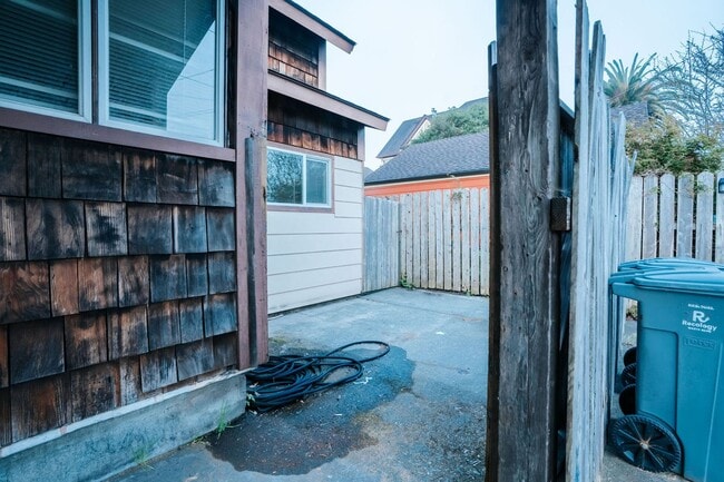 Building Photo - 122 Brennan St