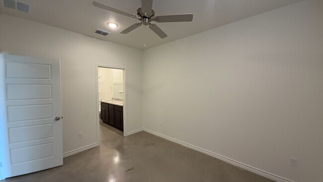 Building Photo - 616 Pacific Crest Trl