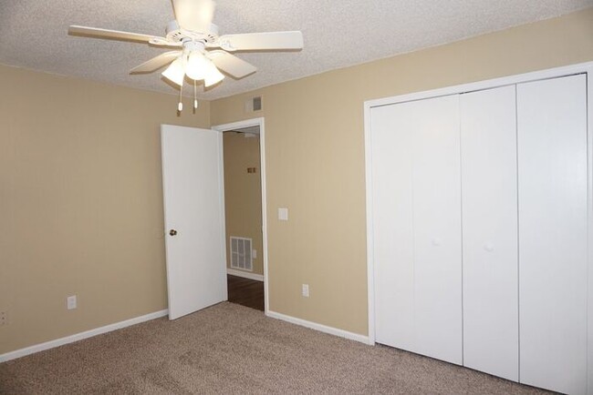 Building Photo - 2/1 Mayport Condo Near the Beach