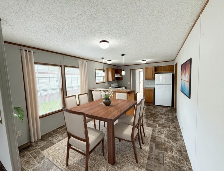 Building Photo - 15588 Pine Ridge Dr