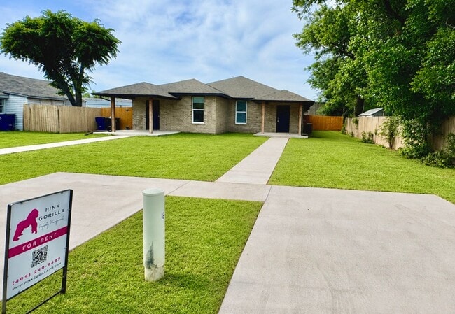 Building Photo - Move-In Ready 2-Bed Duplex – Bright, Modern, and Perfect for Pets!