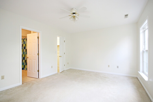 Building Photo - Pet Friendly Locust Meadows Townhome (Appl...