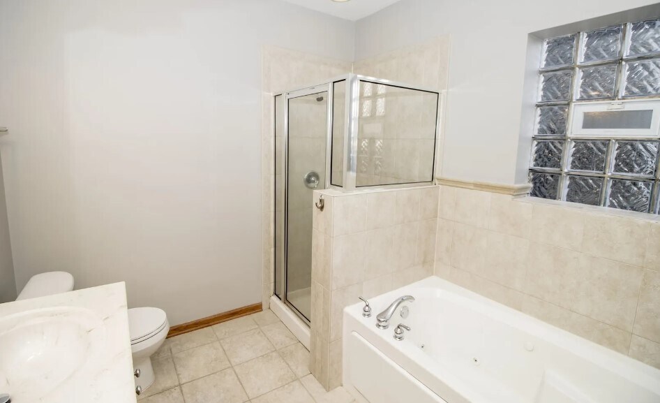 Bedroom 1 shower and Jacuzzi tub - 843 N Mozart St
