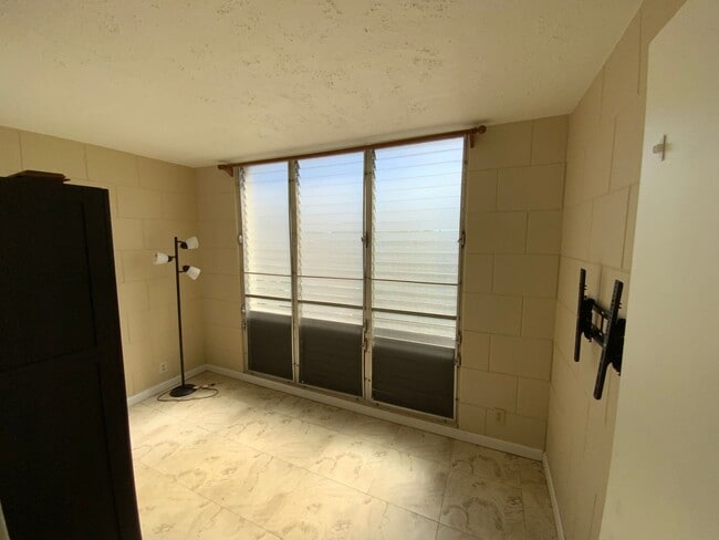 Building Photo - CONVENIENTLY LOCATED, TOP FLOOR UNIT IN PE...