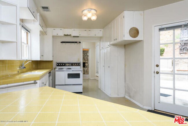 Building Photo - 5249 Escalante Dr