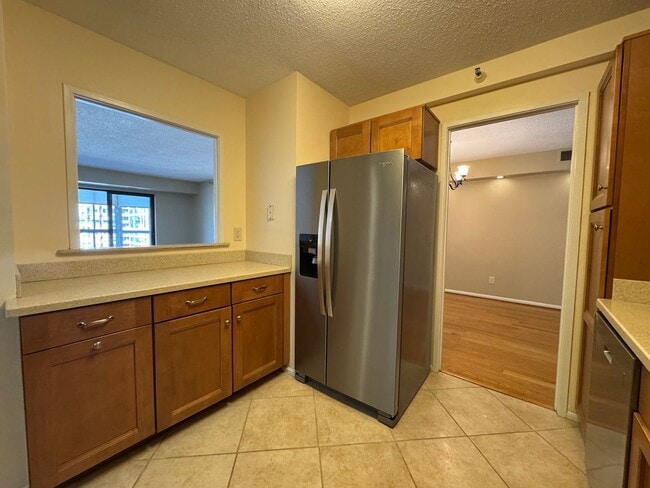 Building Photo - Luxurious Double Suite Condo With 2 Full Baths and Sunroom In Desired Belvedere Condominiums