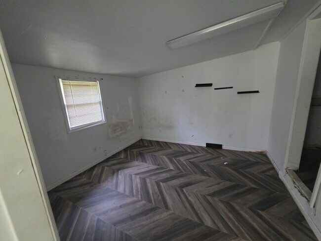 Building Photo - 5507 Russell Ave