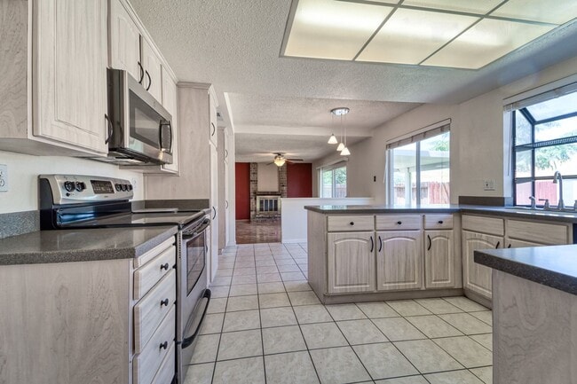 Building Photo - LARGE 5-bedroom 3 bath home in a great loc...