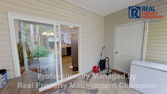 Building Photo - 2 BD/2.5 BA Townhouse Just Minutes from Ca...