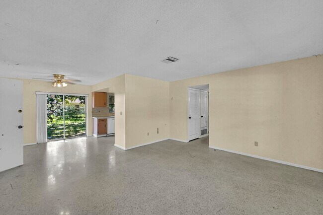 Building Photo - 160 NE Bracken Rd