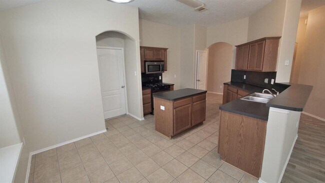 Building Photo - 1319 Colonial Manor Dr