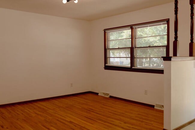 Building Photo - 102 S Mt Carmel St