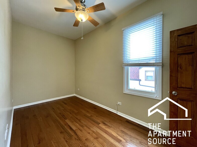 Building Photo - 2028 N Hamlin Ave