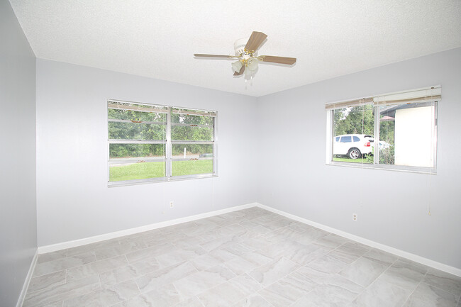 Building Photo - Beautiful 2 Bed 1 Bath Close to Town