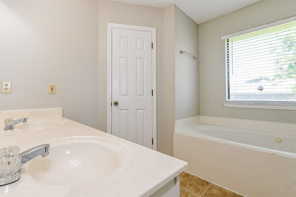 Building Photo - 6690 Autumn Wood Cove