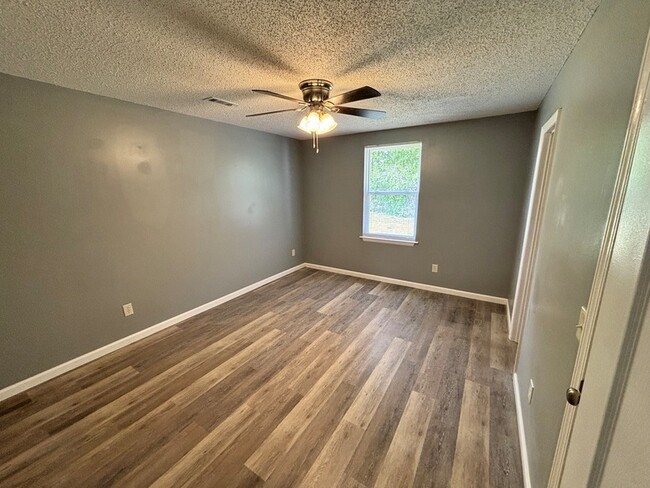 Building Photo - 3421 Meadow Ct
