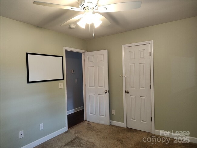 Building Photo - 303 Cedarwood Ln