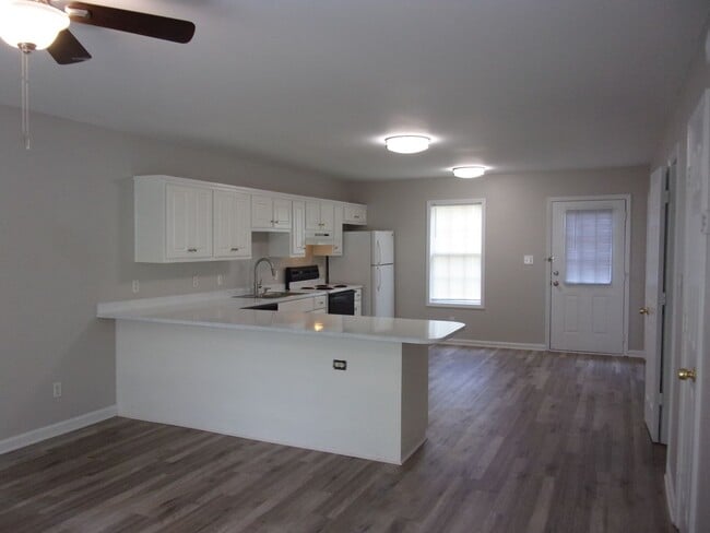 Building Photo - Recently Renovated 2 Bedroom 1 1/2 Bath To...