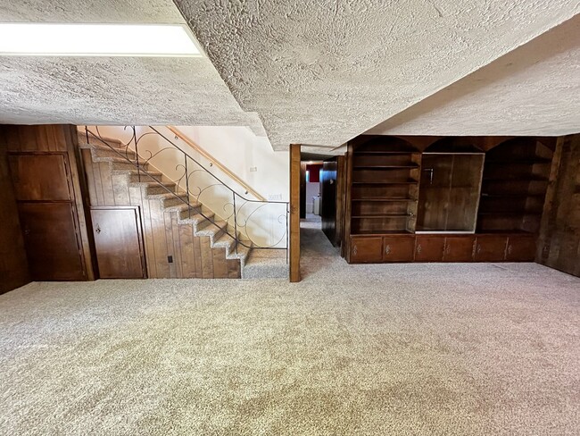 Building Photo - Beautiful 6 Bedroom/4 Bathroom in Centerville