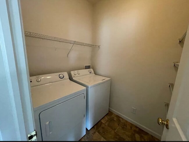 Building Photo - LEXINGTON FARMS...3 Bedroom  Bath House