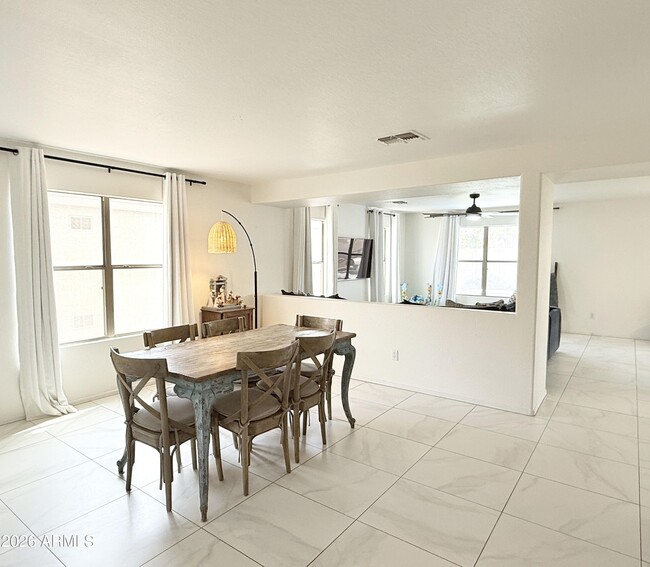 Building Photo - 3033 E Santa Rosa Dr