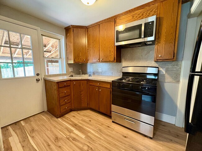 Building Photo - 2 Bedroom Available in Lancaster!