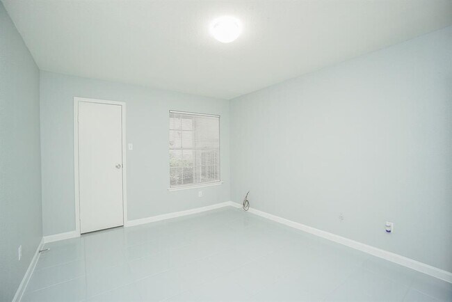 Building Photo - 7400 Bellerive Dr