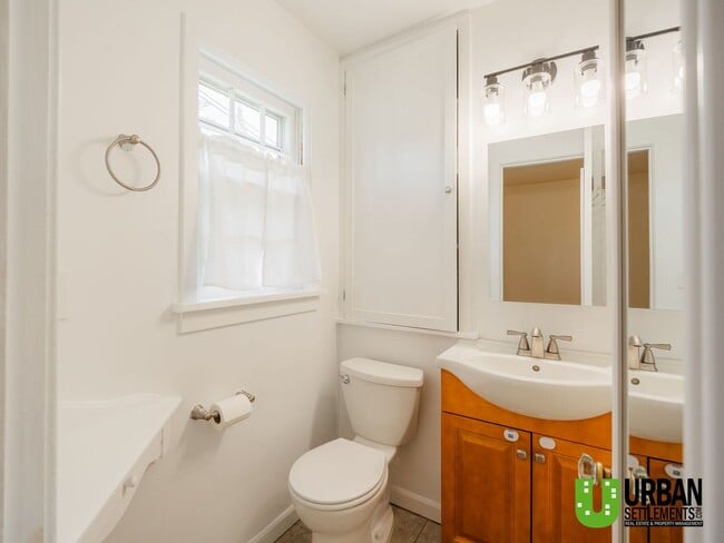 Building Photo - Charming 2 bed room 1.5 bathroom Cottage i...