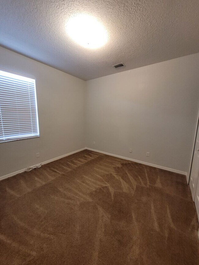 Building Photo - Amazing Renovated 4 bed 3 bath in Davenport