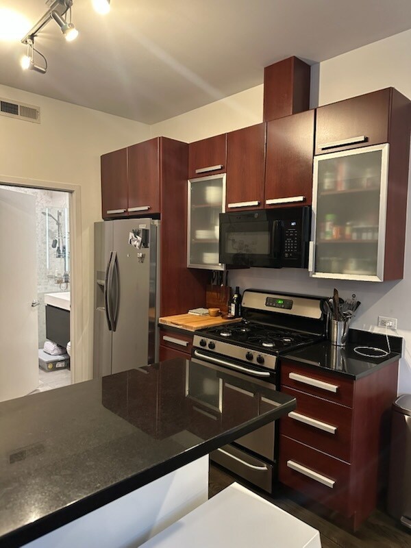 Building Photo - 808 N Greenview Ave